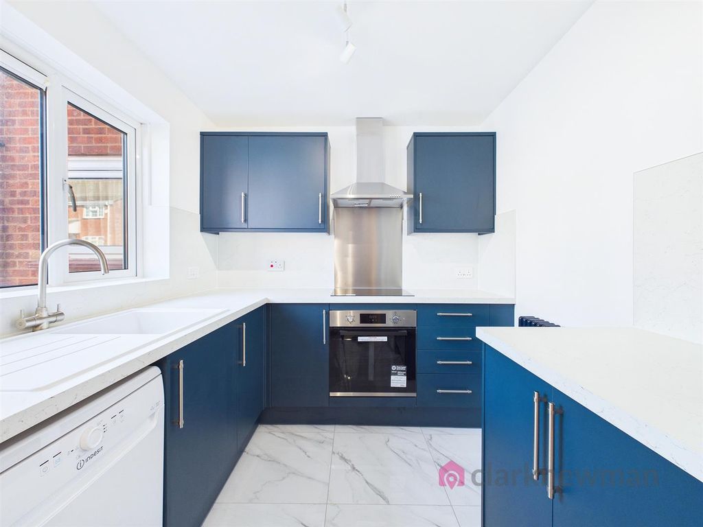Property photo 2 of 10 Kitchen