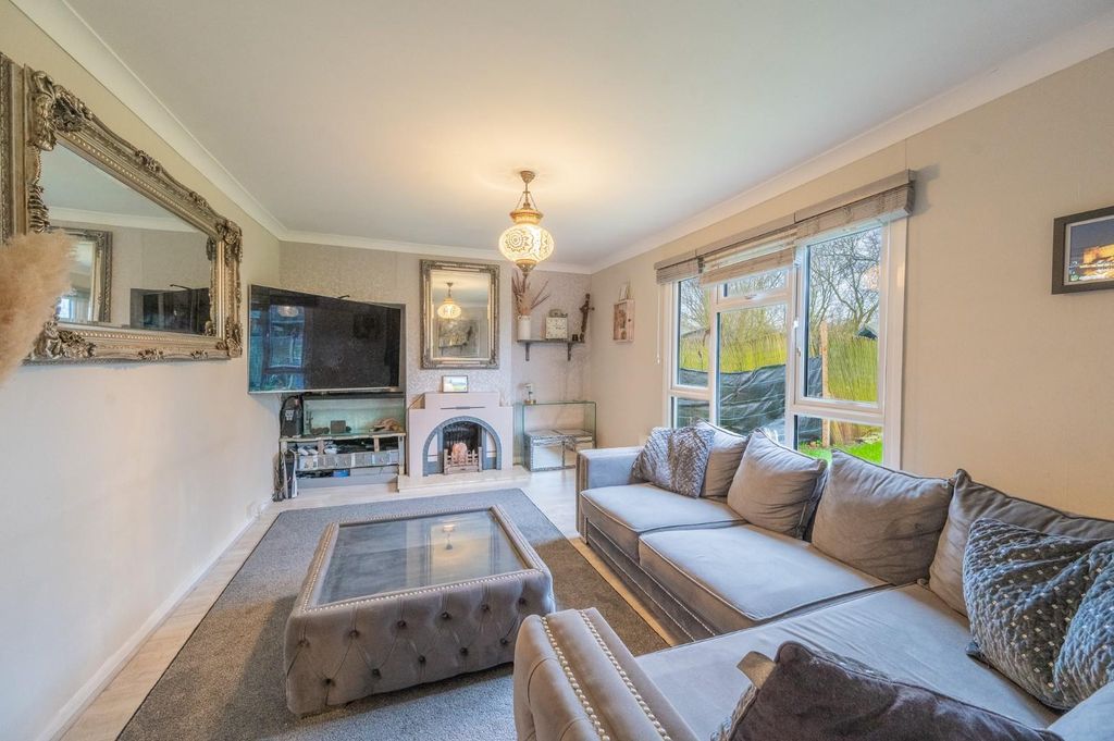 Property photo 2 of 16 Lounge