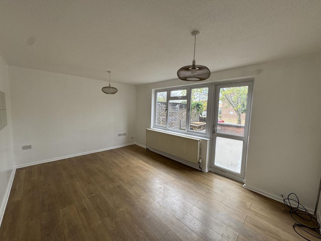 Property photo 1 of 8 Large 3 Bedroom Maisonette