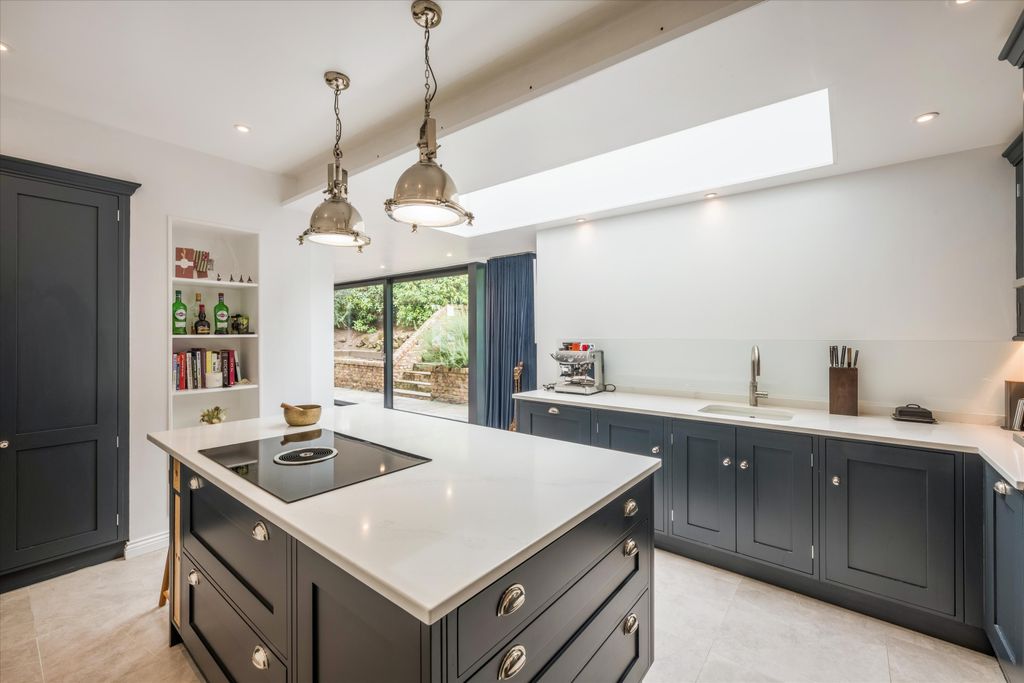 Property photo 3 of 18 Image