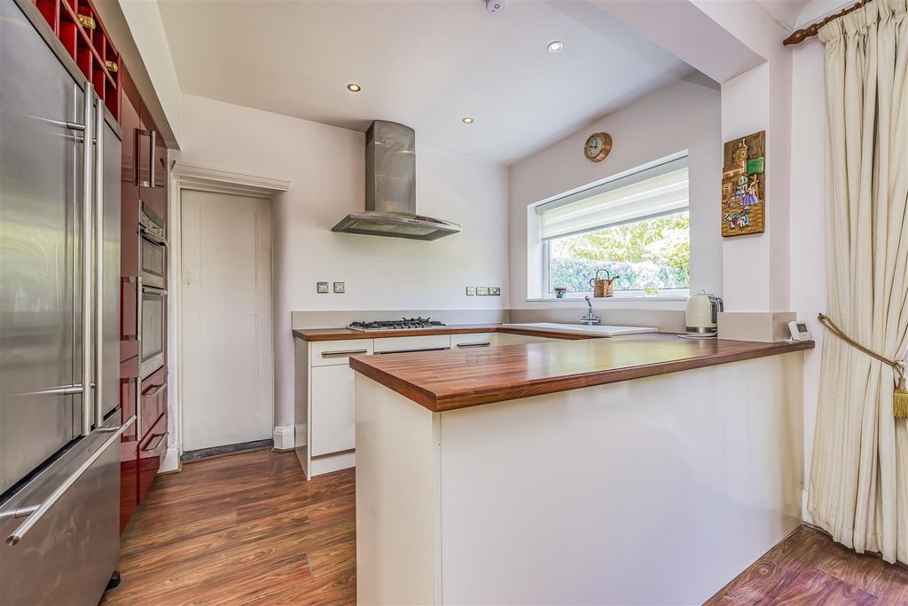 Property photo 3 of 21 16 Stafford Road, Southsea-Porticomarketing-Soldby