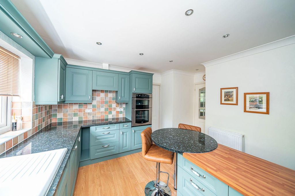 Property photo 3 of 28