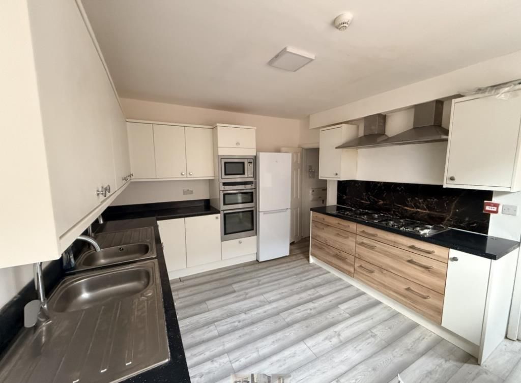 Property photo 1 of 7 Kitchen