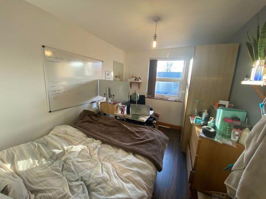 Property photo 3 of 10 A Cozy Double Bedroom Featuring Ample Natural Ligh...