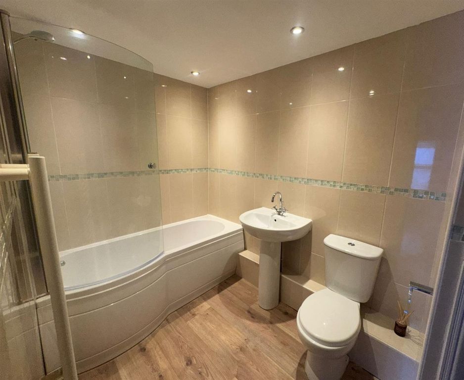 Property photo 2 of 8 Bathroom.Jpg