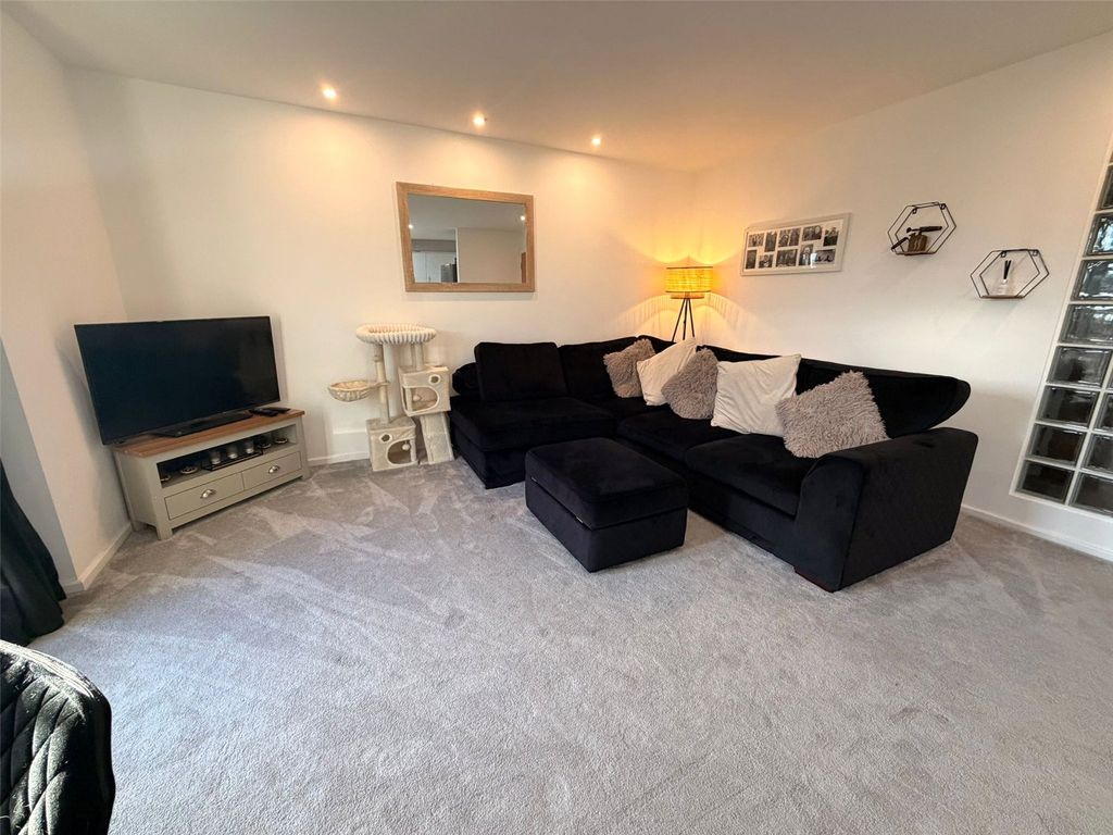 Property photo 2 of 16 Picture No. 12