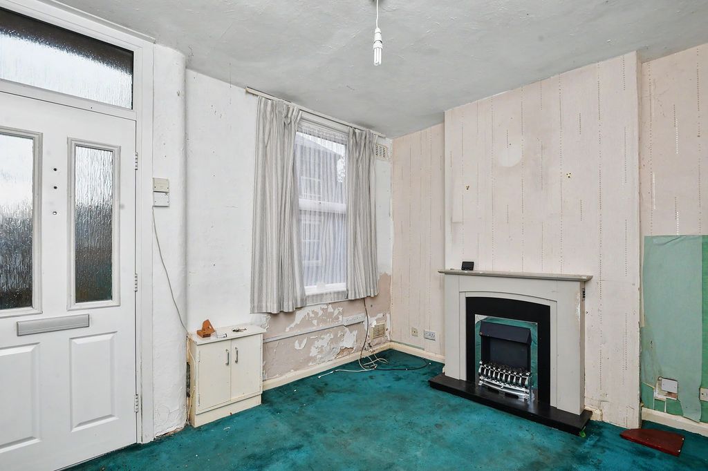 Property photo 2 of 16 67 Hollis Street, Nottingham, Ng7 7As
