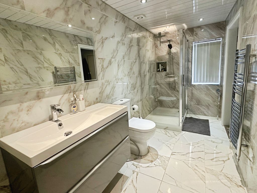 Property photo 2 of 18 Bathroom