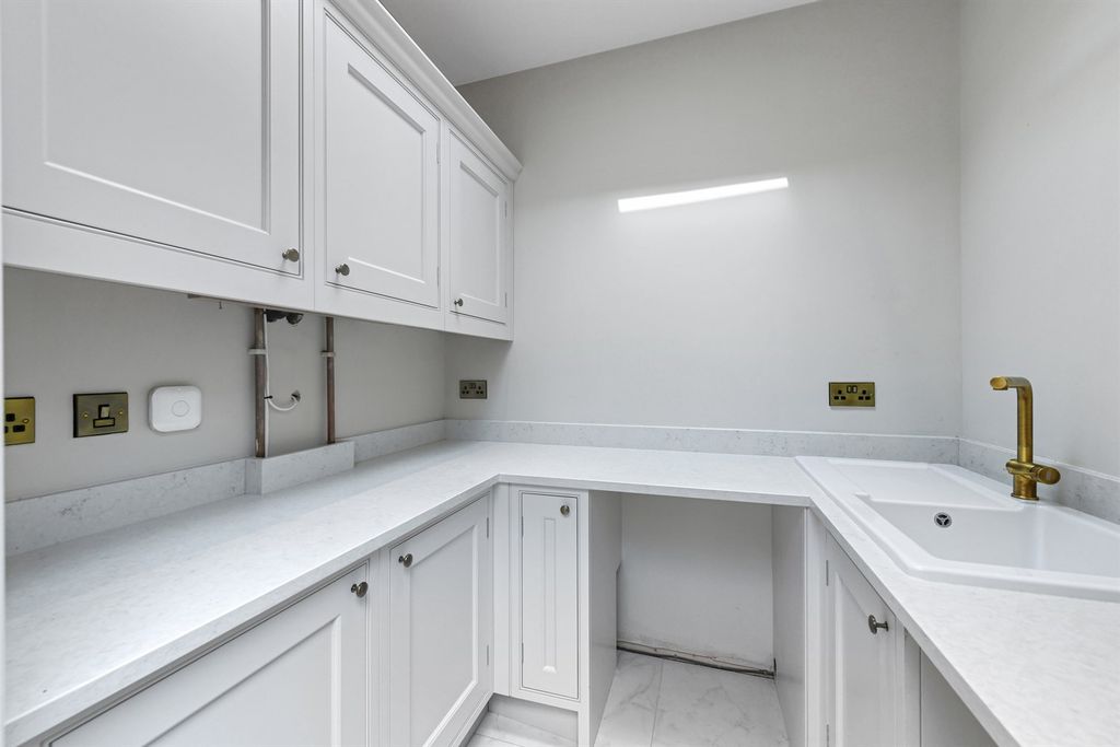 Additional image 41 of 6 bed detached house to rentVictoria Embankment NG2