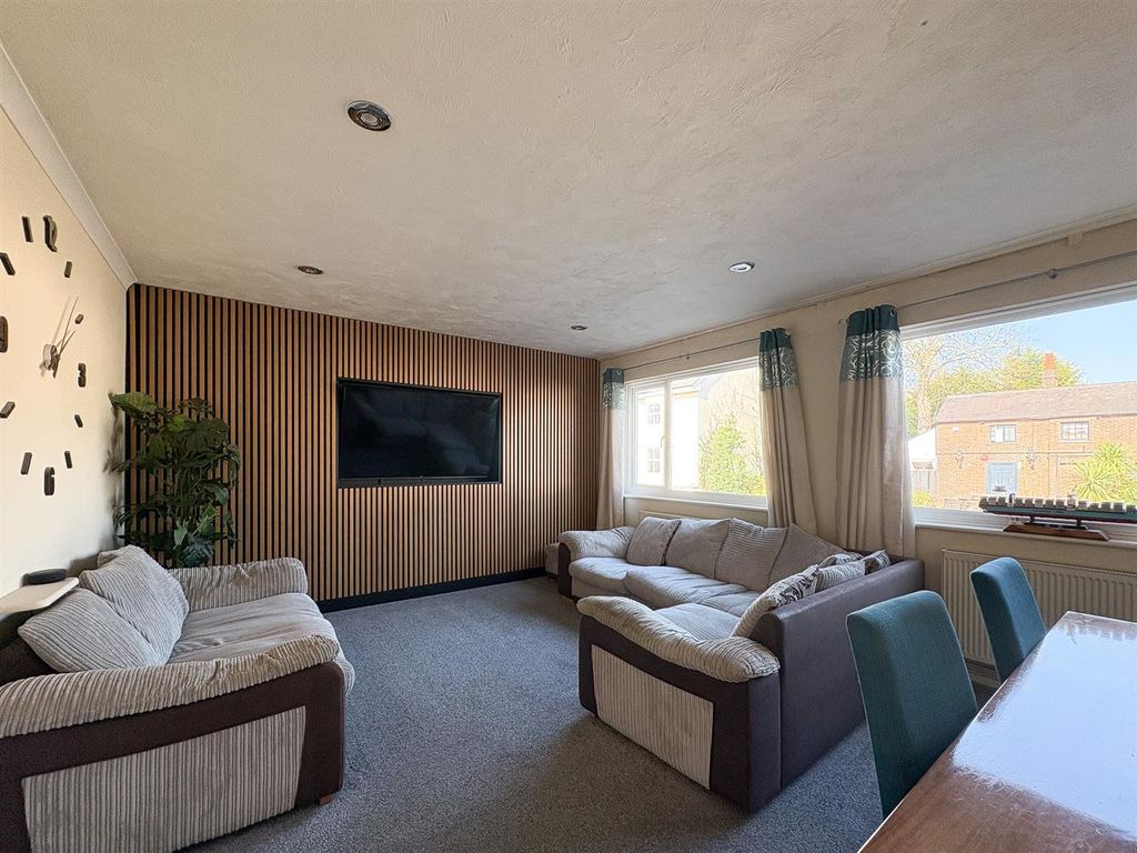 Property photo 2 of 17 Livingroom.Jpg