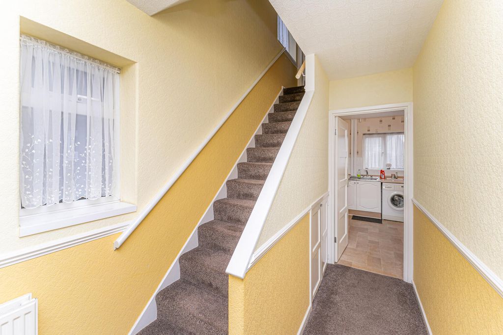 Property photo 2 of 21 Hallway