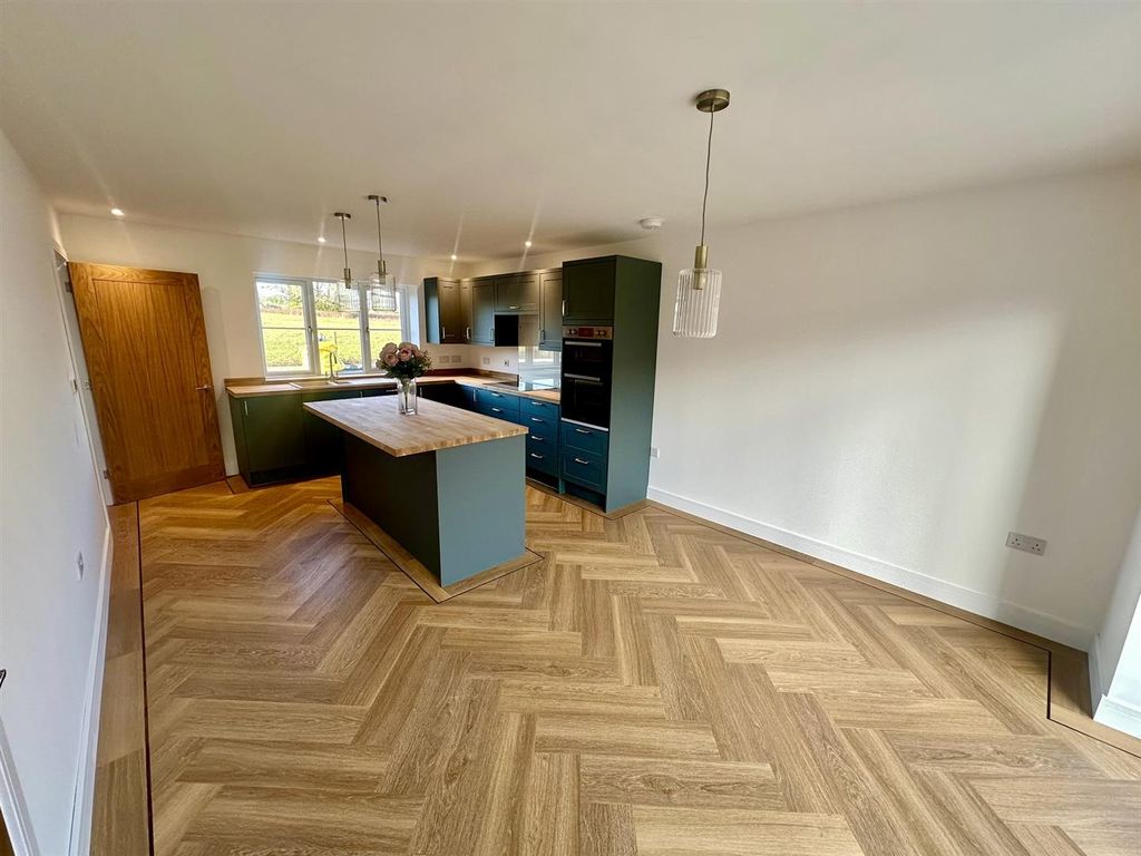 Property photo 3 of 35 Kitchen/Diner (2/5)