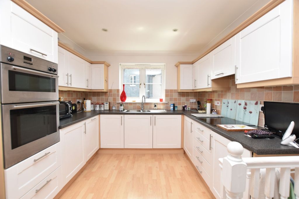 Property photo 2 of 25 Kitchen/Breakfast Room