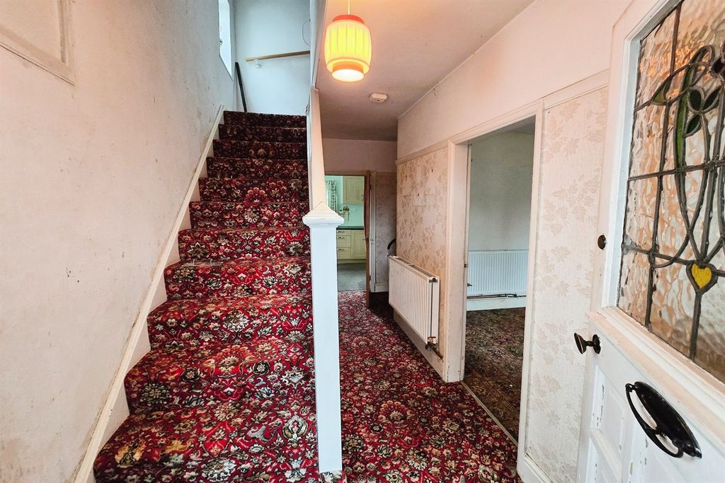 Property photo 3 of 10 Hall