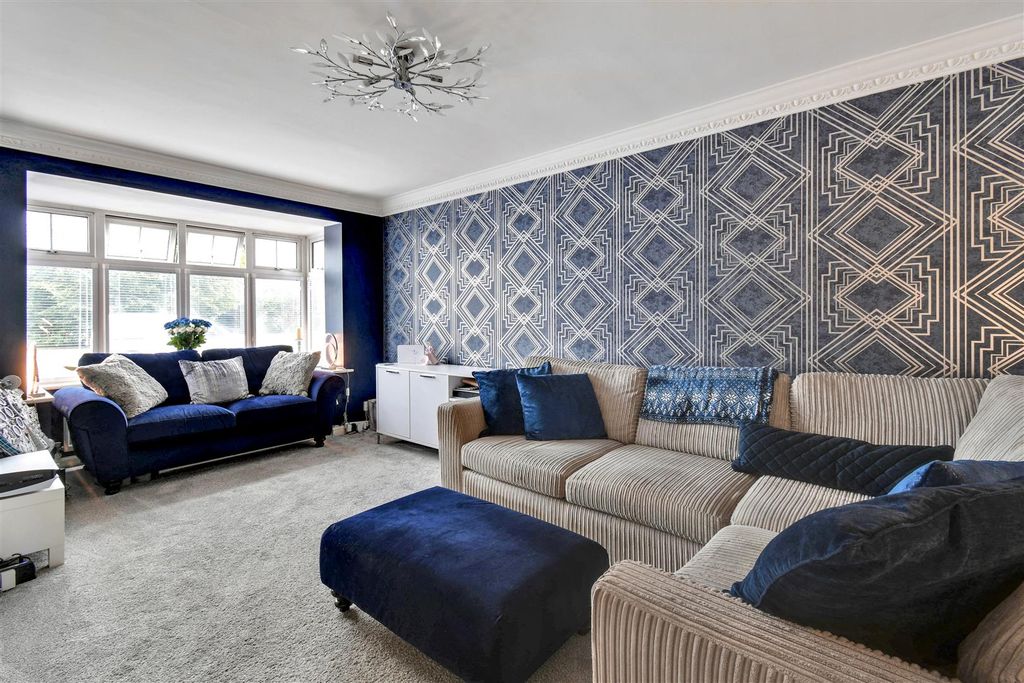 Property photo 3 of 26 Lounge