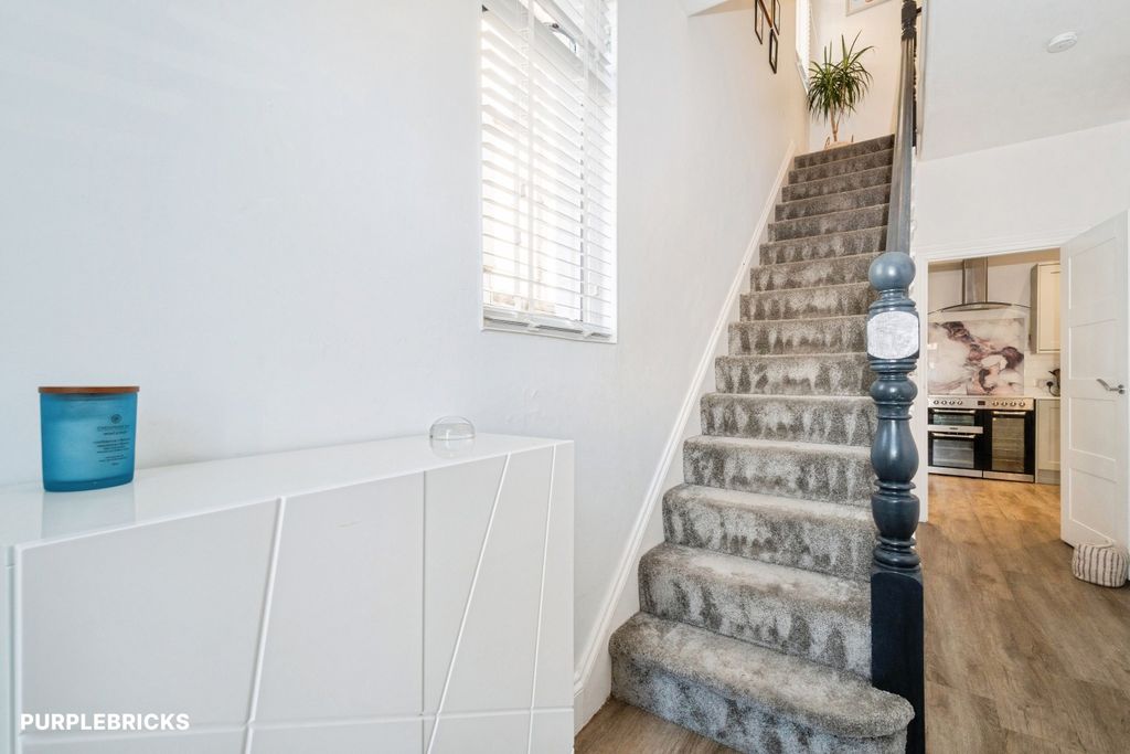 Property photo 3 of 35 Entrance Hallway