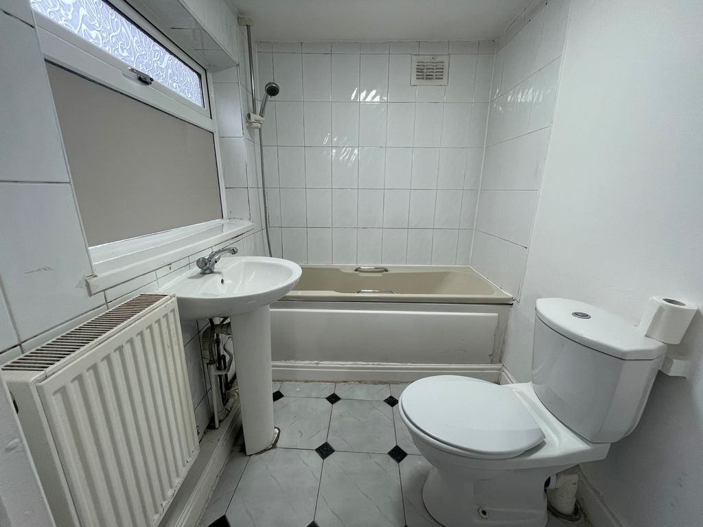 Property photo 2 of 9 Bathroom