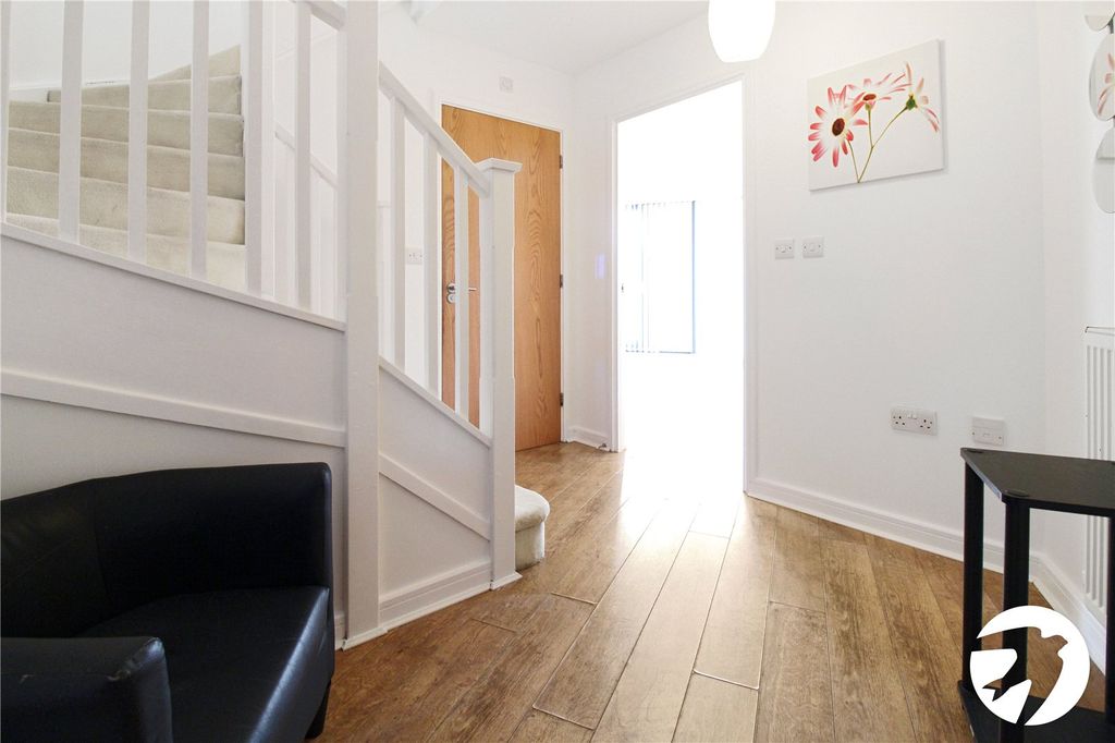 Property photo 3 of 14 Hallway