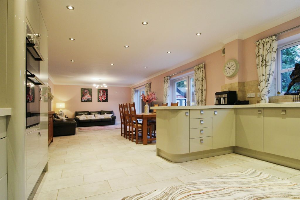 Property photo 3 of 34