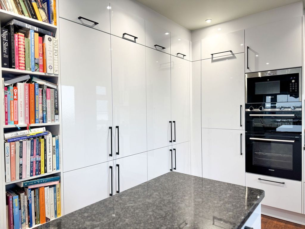 Property photo 3 of 33