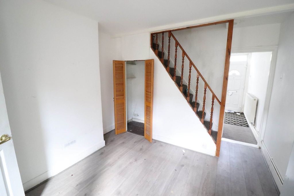 Property photo 2 of 8