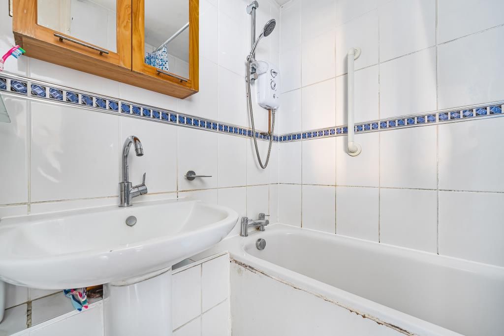 Property photo 2 of 21 Bathroom