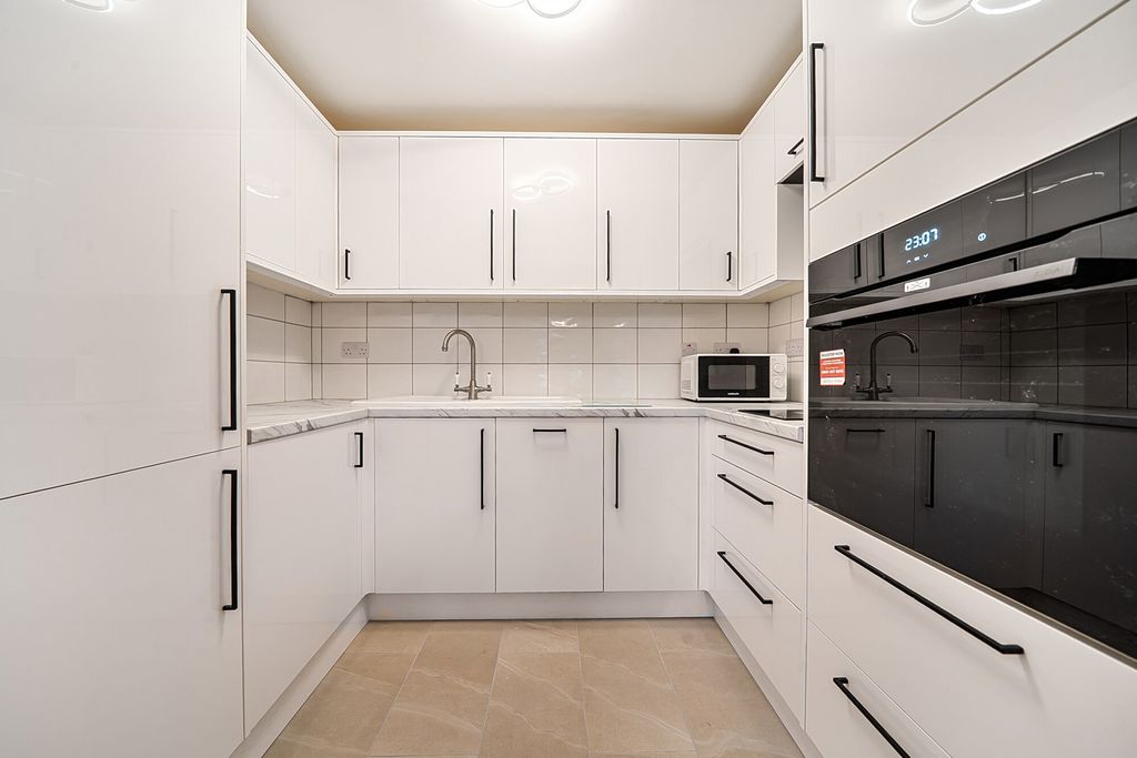 Property photo 3 of 18 Kitchen