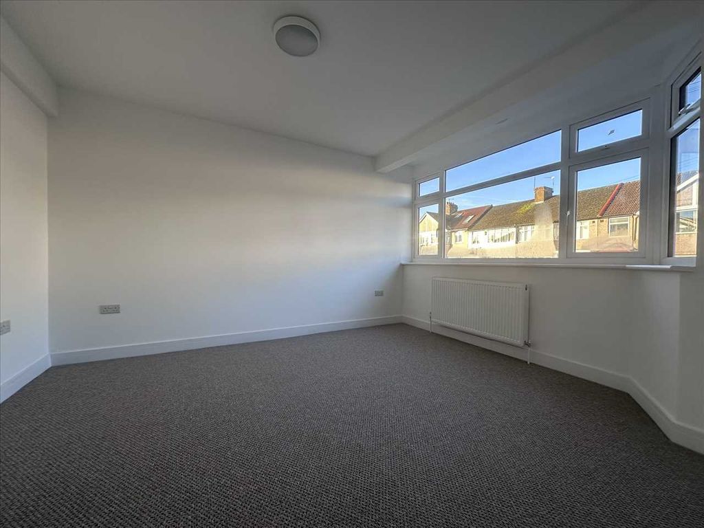 Property photo 2 of 15 Lounge / Bedroom 6