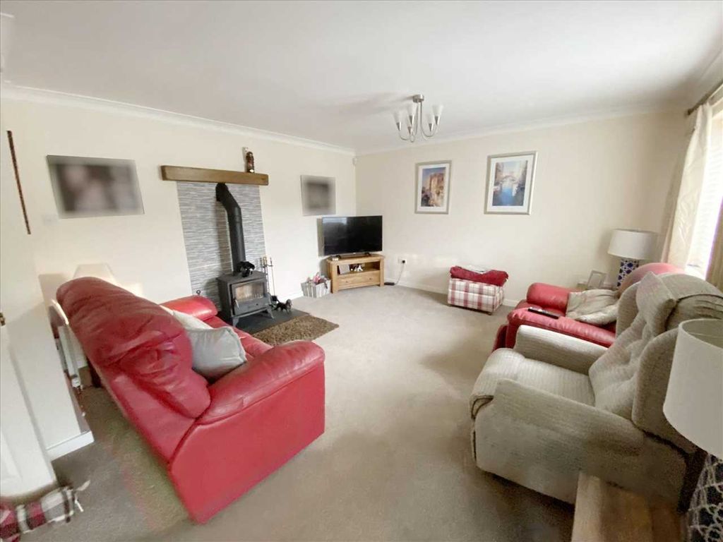 Property photo 2 of 11 Lounge: