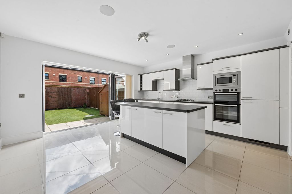 Property photo 2 of 34