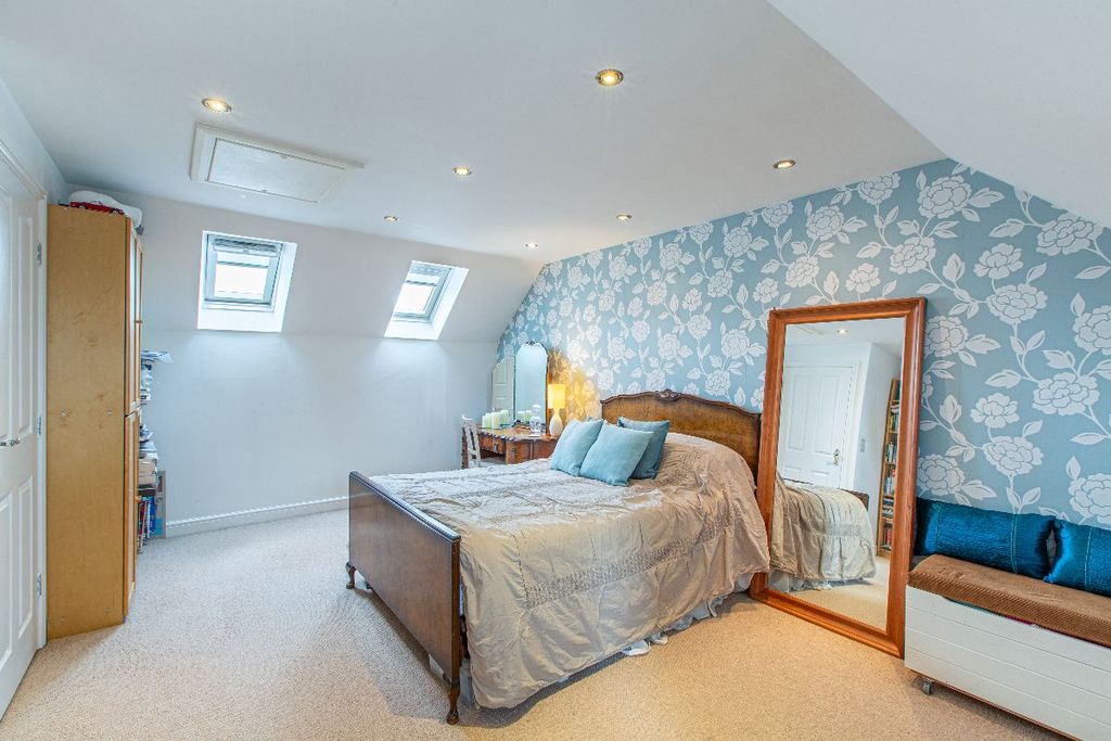 Property photo 3 of 32