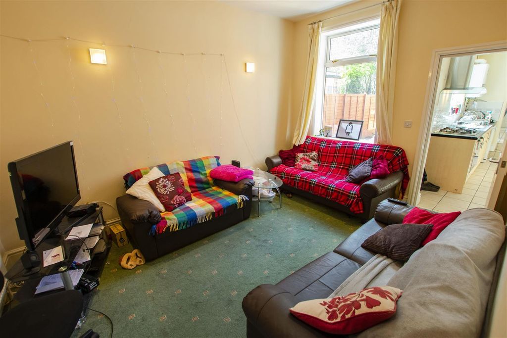 Property photo 1 of 14 Living Room