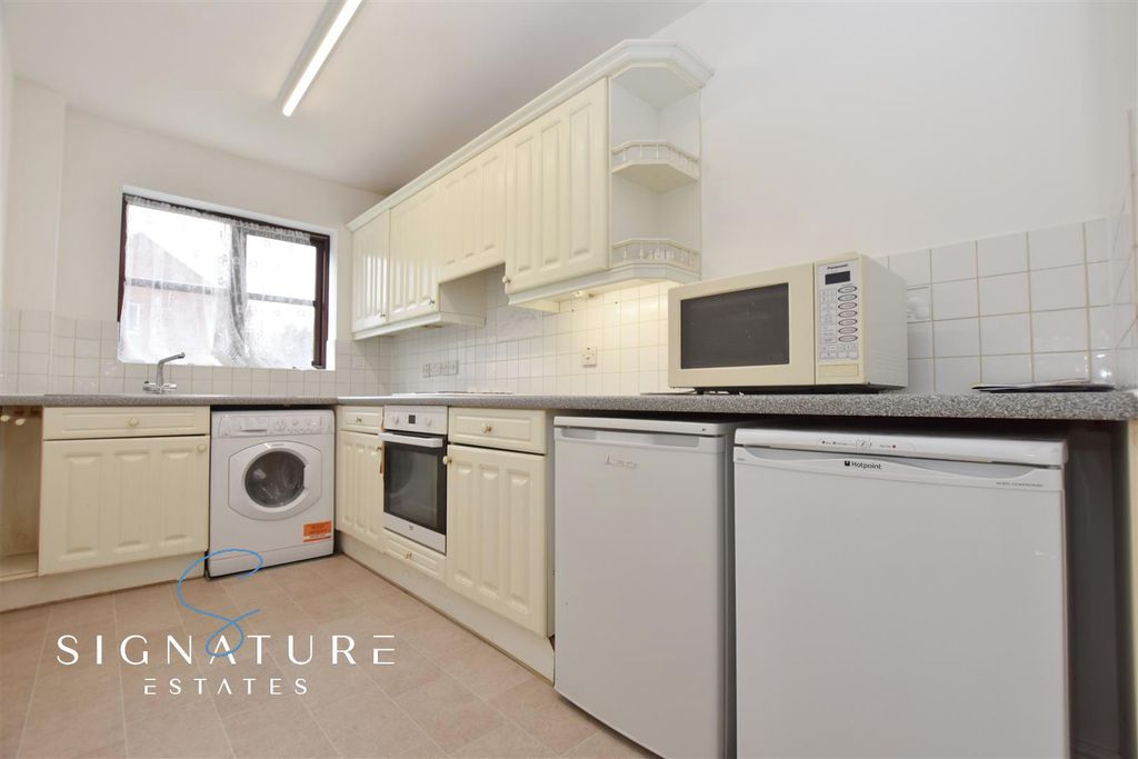 Property photo 2 of 7 Kitchen
