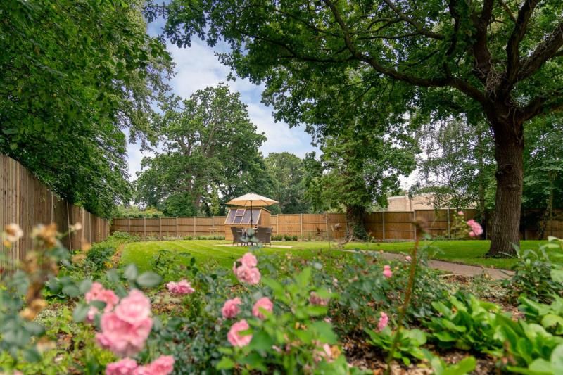 Property photo 3 of 11 Shared Gardens