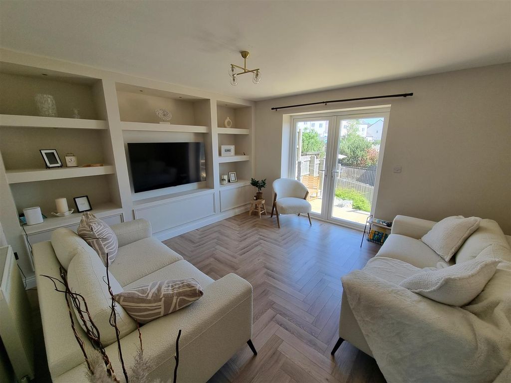 Property photo 2 of 16 Sitting Room.Jpg