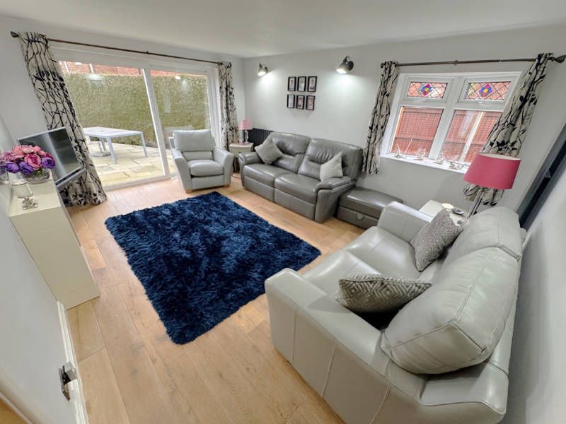 Property photo 3 of 30 Lounge