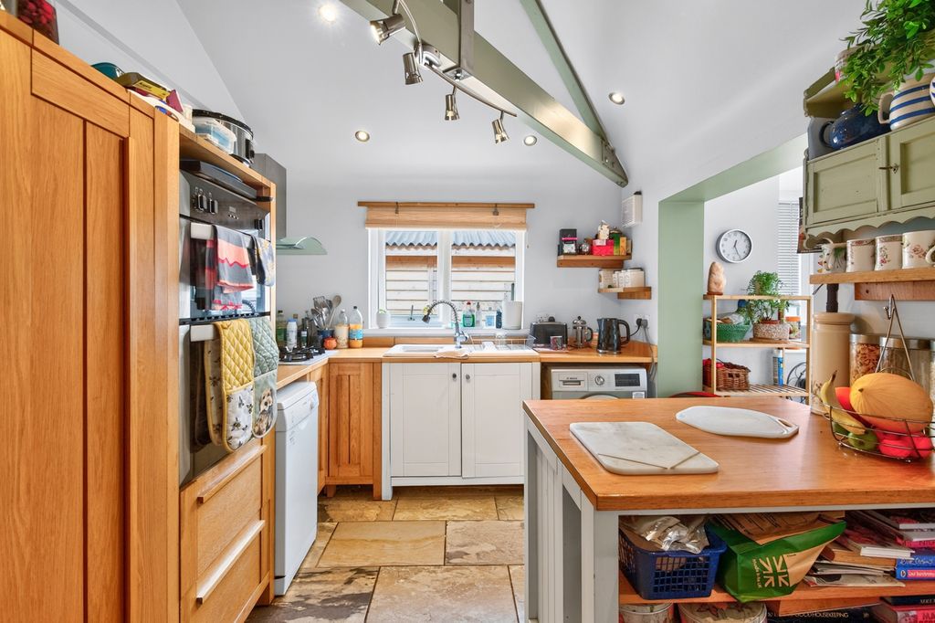 Property photo 3 of 18 Kitchen