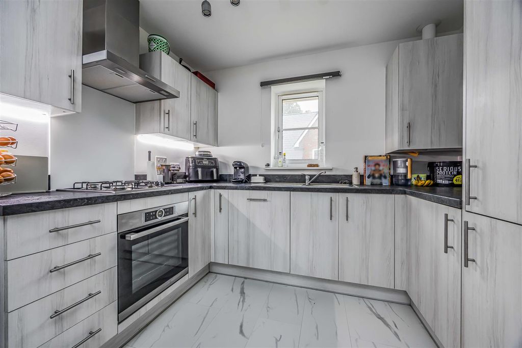 Property photo 3 of 13 24 Coddington Grove, Waterlooville-Small-Porticoma