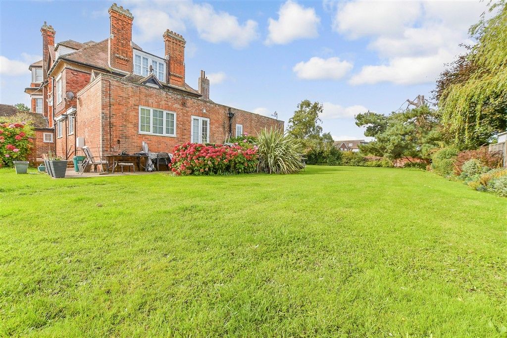 Property photo 3 of 8 Communal Gardens