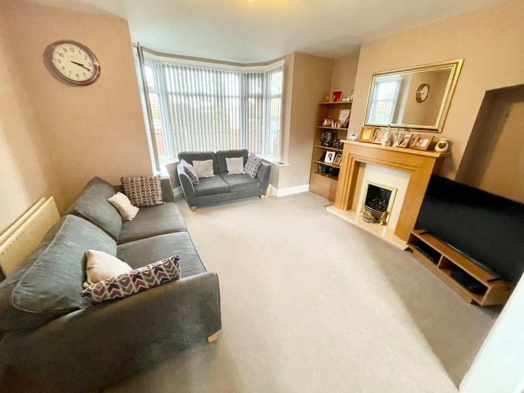 Property photo 3 of 17 Lounge