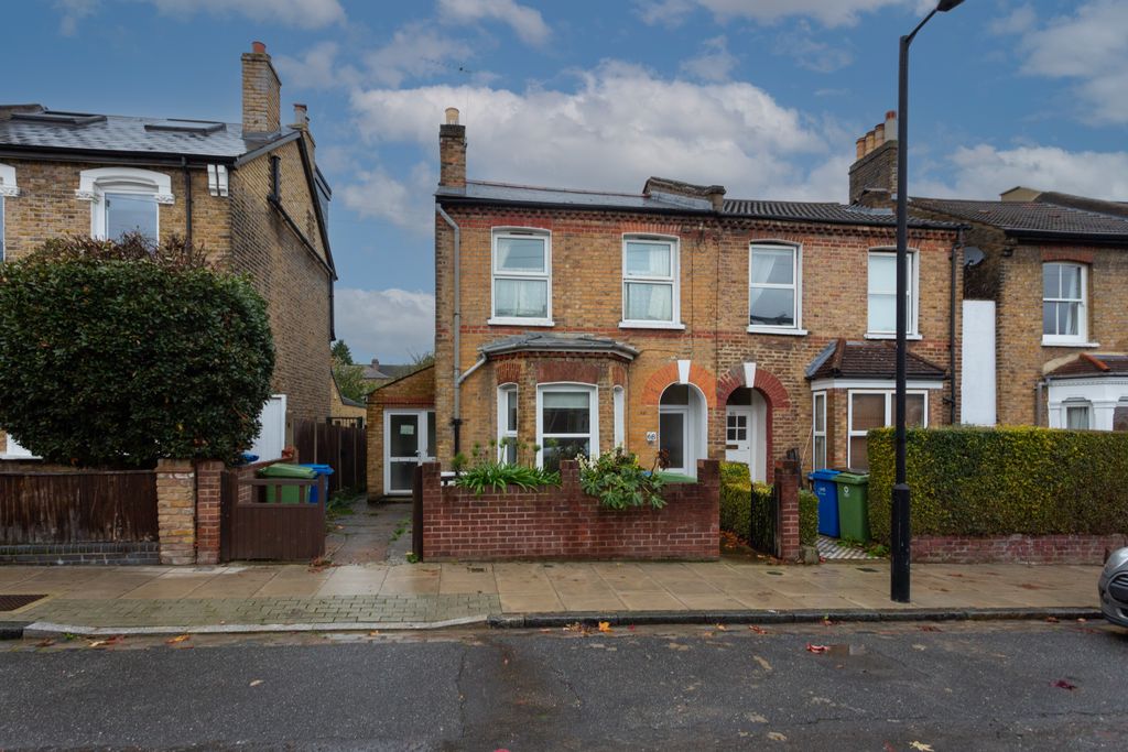 Property photo 1 of 9 68A &amp; 68B Henslowe Road, East Dulwich, London, Se22 0As