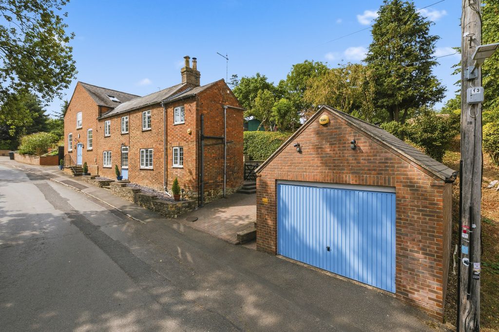 Property photo 2 of 40