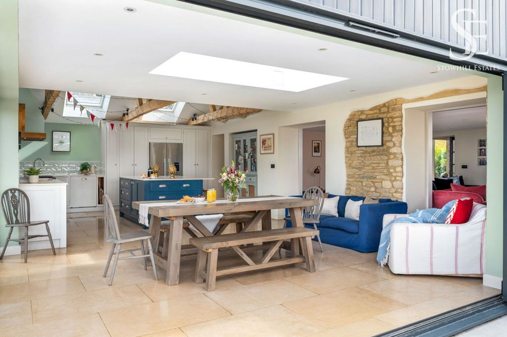 Property photo 2 of 22 Kitchen/Dining Room