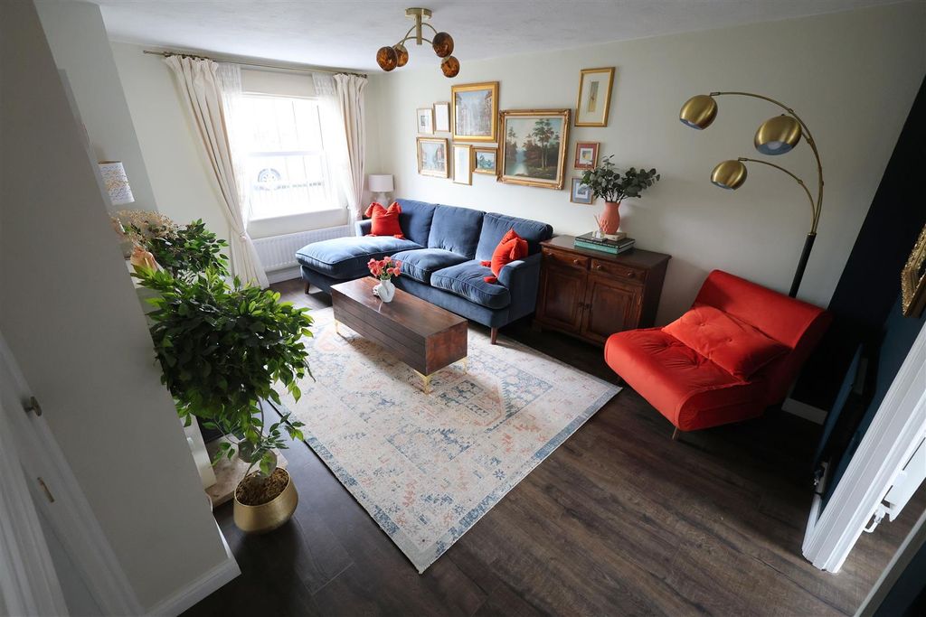 Property photo 3 of 27 Pr Lounge v.Jpg