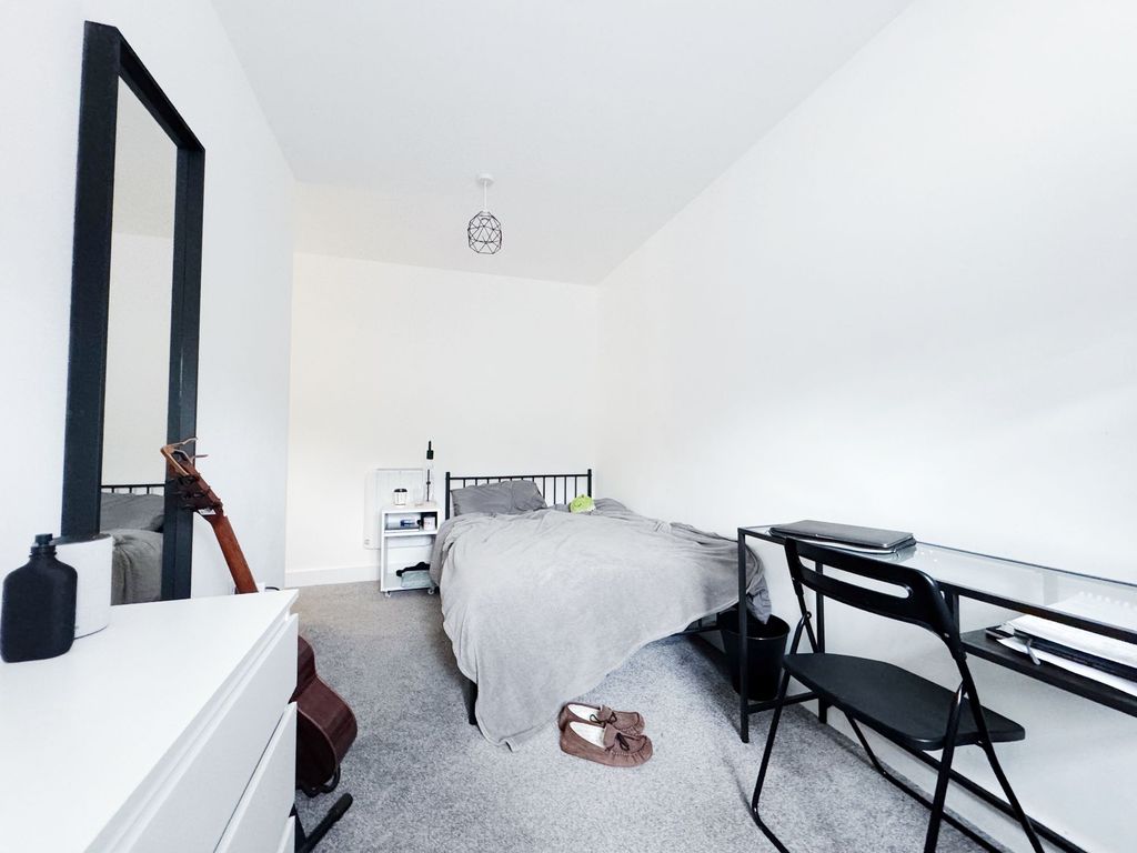 Property photo 2 of 14 Bright, Simply Furnished Double Bedroom With A Tid...
