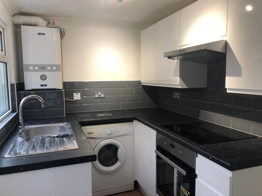 Property photo 2 of 6 Kitchen