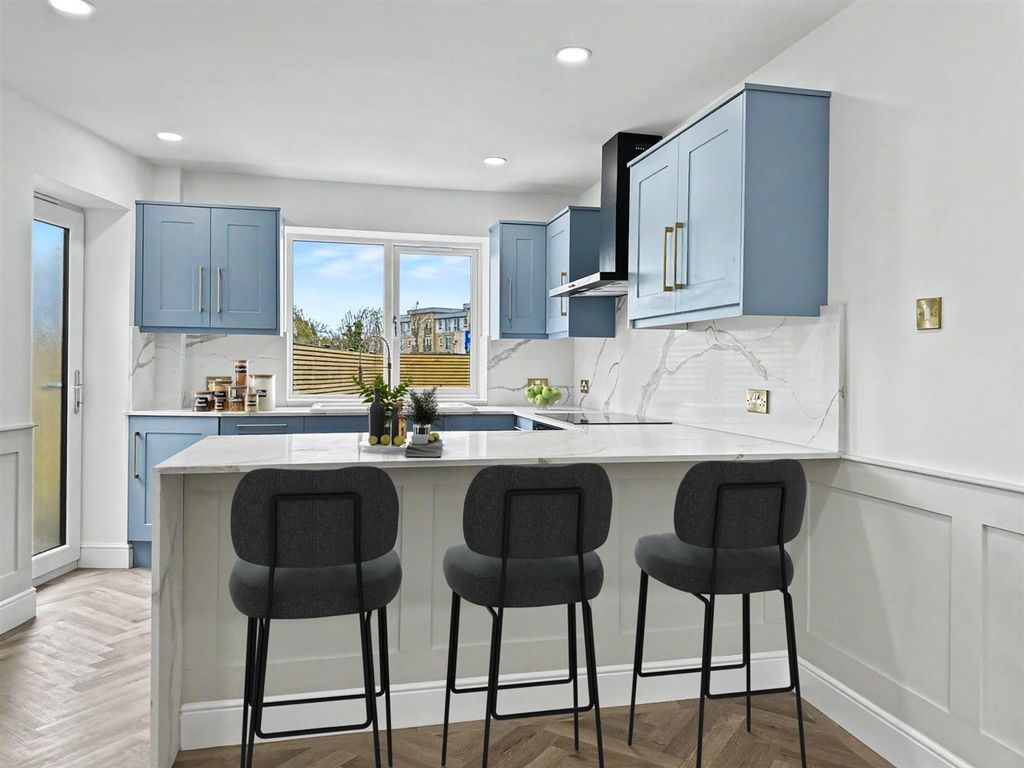 Property photo 2 of 27