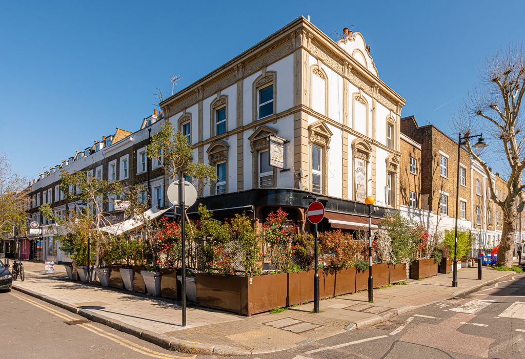 Property photo 1 of 11 Caledonian Road 270-002