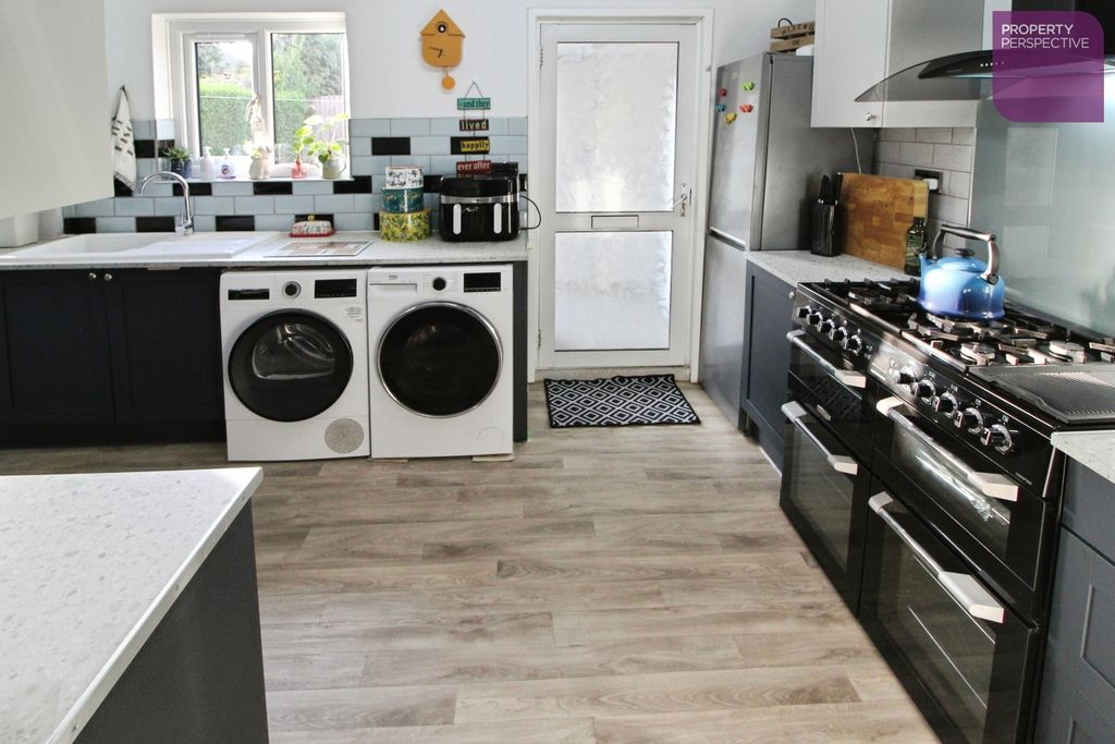 Property photo 3 of 11 Dining Kitchen