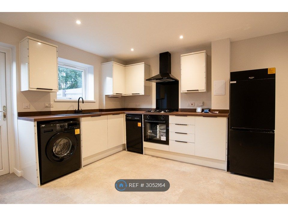 Property photo 3 of 16 Kitchen